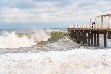 Batumi, Gürcistan - 19 Şubat 2021: Karadeniz 'de fırtına, büyük dalgalar