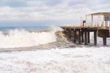 Batumi, Gürcistan - 19 Şubat 2021: Karadeniz 'de fırtına, büyük dalgalar
