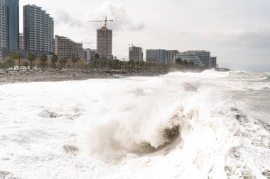 Batumi, Gürcistan - 19 Şubat 2021: Karadeniz 'de fırtına, büyük dalgalar