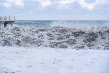 Batumi, Gürcistan - 19 Şubat 2021: Karadeniz 'de fırtına, büyük dalgalar