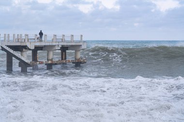 Batumi, Gürcistan - 19 Şubat 2021: Karadeniz 'de fırtına, büyük dalgalar