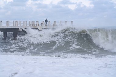 Batumi, Gürcistan - 19 Şubat 2021: Karadeniz 'de fırtına, büyük dalgalar