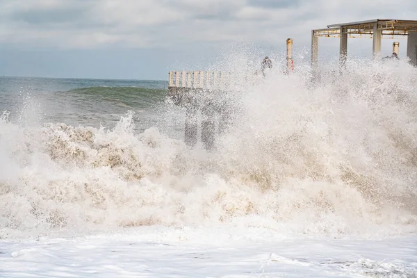 Batumi, Gürcistan - 19 Şubat 2021: Karadeniz 'de fırtına, büyük dalgalar