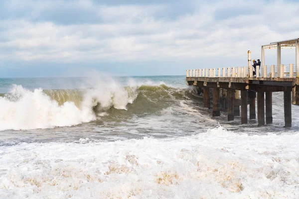 Batumi, Gürcistan - 19 Şubat 2021: Karadeniz 'de fırtına, büyük dalgalar