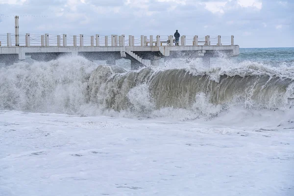 ジョージア州バトゥミ2021年2月19日 黒海の嵐 巨大な波 — ストック写真