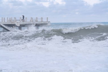 Batumi, Gürcistan - 19 Şubat 2021: Karadeniz 'de fırtına, büyük dalgalar