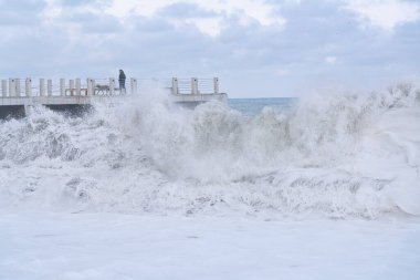 Batumi, Gürcistan - 19 Şubat 2021: Karadeniz 'de fırtına, büyük dalgalar