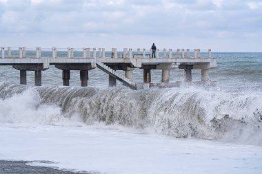 Batumi, Gürcistan - 19 Şubat 2021: Karadeniz 'de fırtına, büyük dalgalar