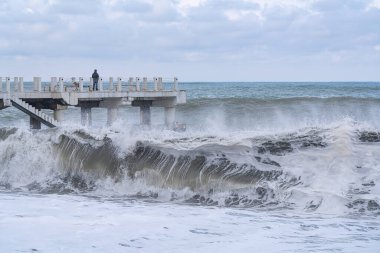 Batumi, Gürcistan - 19 Şubat 2021: Karadeniz 'de fırtına, büyük dalgalar