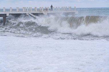Batumi, Gürcistan - 19 Şubat 2021: Karadeniz 'de fırtına, büyük dalgalar