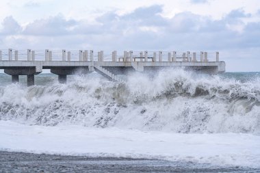 Batumi, Gürcistan - 19 Şubat 2021: Karadeniz 'de fırtına, büyük dalgalar