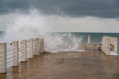Batumi, Gürcistan - 19 Şubat 2021: Karadeniz 'de fırtına, büyük dalgalar