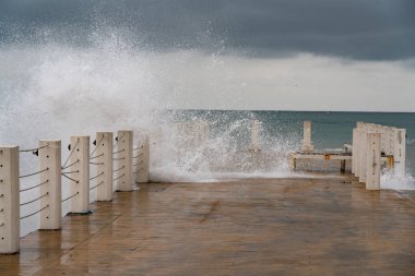 Batumi, Gürcistan - 19 Şubat 2021: Karadeniz 'de fırtına, büyük dalgalar