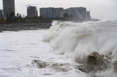 Batumi, Gürcistan - 19 Şubat 2021: Karadeniz 'de fırtına, büyük dalgalar