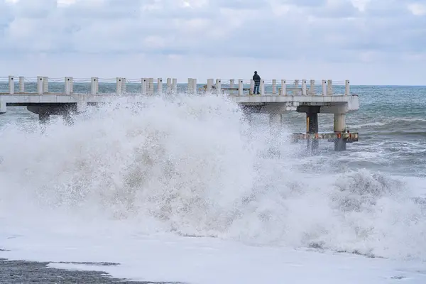 ジョージア州バトゥミ2021年2月19日 黒海の嵐 巨大な波 — ストック写真