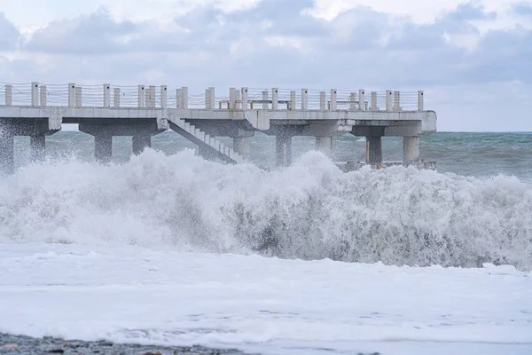 ジョージア州バトゥミ2021年2月19日 黒海の嵐 巨大な波 — ストック写真