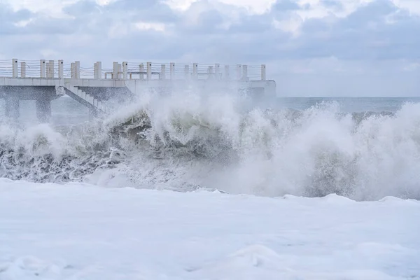 ジョージア州バトゥミ2021年2月19日 黒海の嵐 巨大な波 — ストック写真