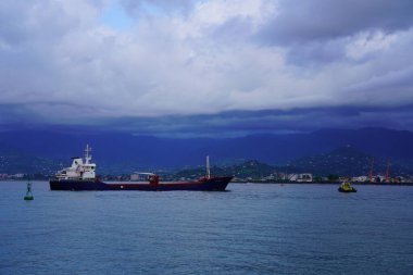 Batum, Gürcistan - 22 Temmuz 2021: Gemi limana giriyor