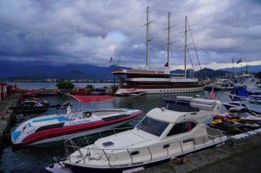 Batumi, Gürcistan - 22 Temmuz 2021: Yat Kulübü 'nde gemiler