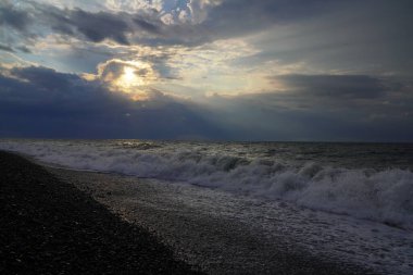 Bulutlu havada gün batımında Karadeniz