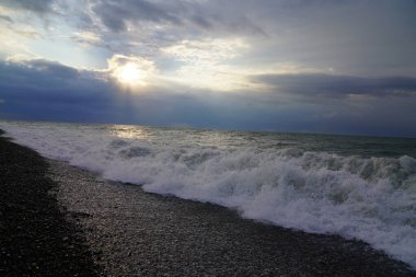 Bulutlu havada gün batımında Karadeniz