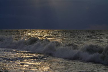 Bulutlu havada gün batımında Karadeniz