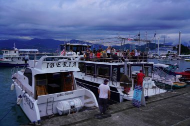 Batumi, Gürcistan - 22 Temmuz 2021: Gemideki insanlar kalkışı bekliyor