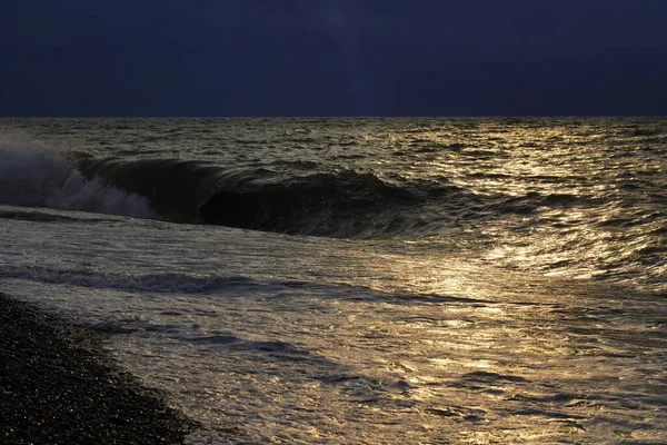 Schwarzes Meer Bei Sonnenuntergang Bei Bewölktem Wetter — Stockfoto