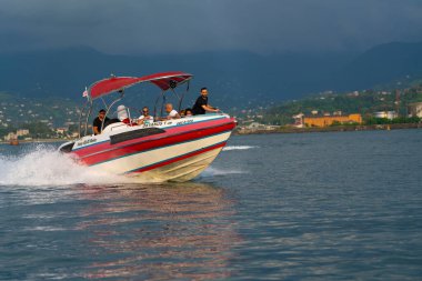 Batumi, Gürcistan - 24 Ağustos 2021: Denizdeki sürat teknesinde turistler