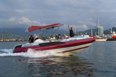 Batumi, Gürcistan - 24 Ağustos 2021: Denizdeki sürat teknesinde turistler