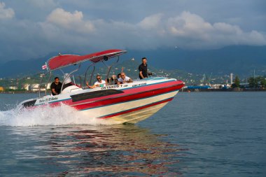 Batumi, Gürcistan - 24 Ağustos 2021: Denizdeki sürat teknesinde turistler