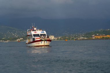 Batumi, Gürcistan - 24 Ağustos 2021: Denizdeki bir gemide turistler