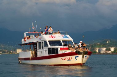 Batumi, Gürcistan - 24 Ağustos 2021: Denizdeki bir gemide turistler