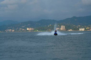 Batumi, Gürcistan - 24 Ağustos 2021: Denizde jet ski süren erkek ve kadın