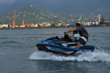 Batumi, Gürcistan - 24 Ağustos 2021: Denizde jet ski süren iki adam
