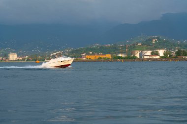 Batumi, Gürcistan - 24 Ağustos 2021: Denizde beyaz zevk gemisi