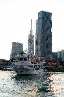 Batumi, Gürcistan - 24 Ağustos 2021: Denizde bir zevk gemisinde turistler