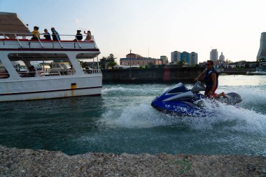 Batumi, Gürcistan - 24 Ağustos 2021: Denizde bir zevk gemisinde insanlar
