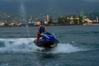 Batumi, Gürcistan - 24 Ağustos 2021: Denizdeki jet ski üzerindeki adam