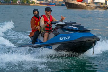 Batumi, Gürcistan - 24 Ağustos 2021: Müslümanlar denizde jet ski sürüyor