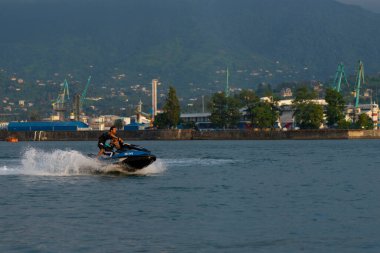 Batumi, Gürcistan - 24 Ağustos 2021: Müslümanlar denizde jet ski sürüyor