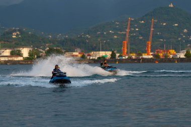 Batumi, Gürcistan - 24 Ağustos 2021: Müslümanlar denizde jet ski sürüyor