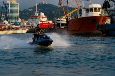 Batumi, Gürcistan - 24 Ağustos 2021: Erkekler denizde jet ski sürüyor