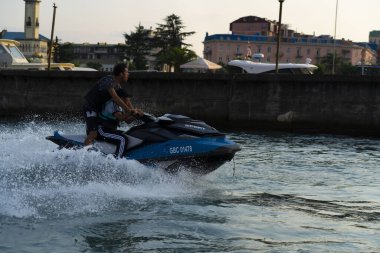 Batumi, Gürcistan - 24 Ağustos 2021: Erkekler denizde jet ski sürüyor