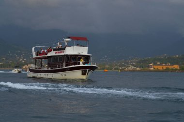 Batumi, Gürcistan - 24 Ağustos 2021: Turistlerle dolu gemi