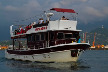 Batumi, Gürcistan - 24 Ağustos 2021: Turistlerle dolu gemi
