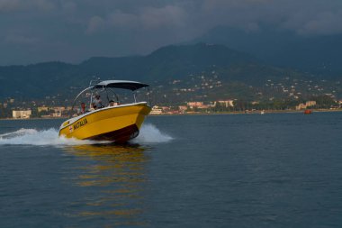 Batumi, Gürcistan - 24 Ağustos 2021: Sarı zevk gemisi