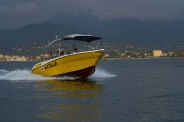 Batumi, Gürcistan - 24 Ağustos 2021: Sarı zevk gemisi