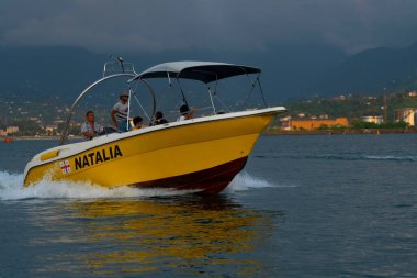 Batumi, Gürcistan - 24 Ağustos 2021: Sarı zevk gemisi