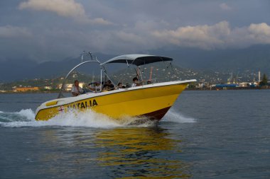 Batumi, Gürcistan - 24 Ağustos 2021: Sarı zevk gemisi